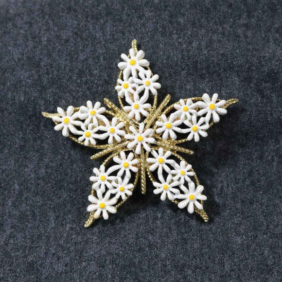 vintage costume jewelry dasiy enameled star brooch - Picture 2 of 5